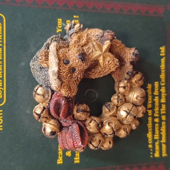 Vintage Boyds Bear 1994 BearWear Holiday Wreath Pin Elliot On The Jingle Wreath - Picture 3 of 5